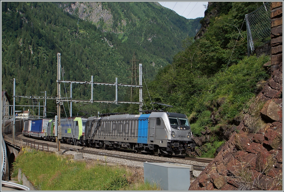 BLS Re 187 and 186 by the Dazio Grande.
23.06.2015