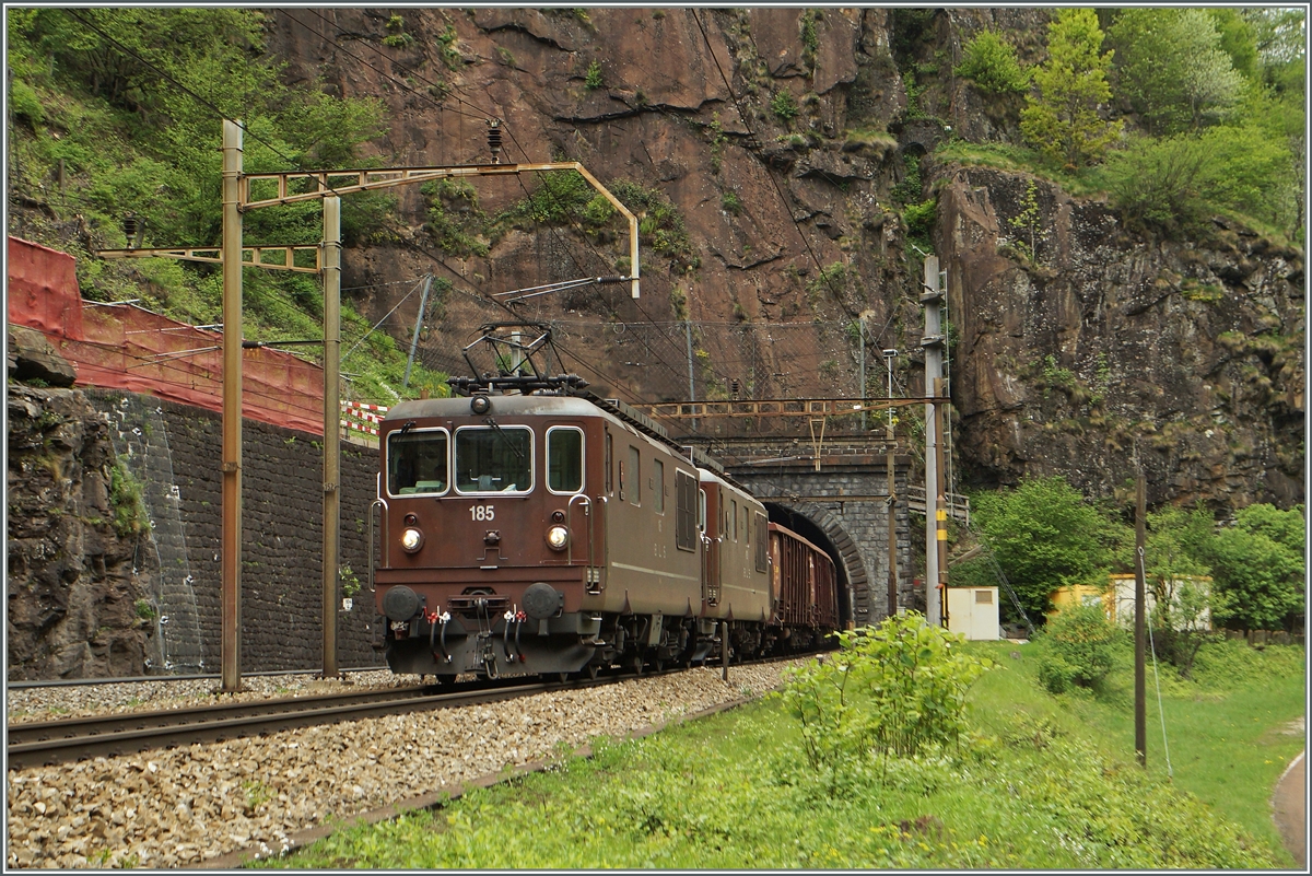 BLS Re 4/ with an cargo train betwenn Rodi Fiesso and Faido.
06.05.2014