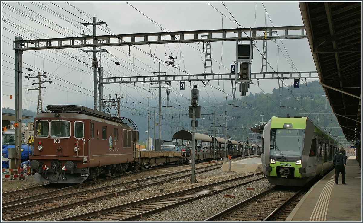 BLS Re 4/4 with a tunnel-Auto Train from Kandersteg to Iselle in Brig.
04.05.2013