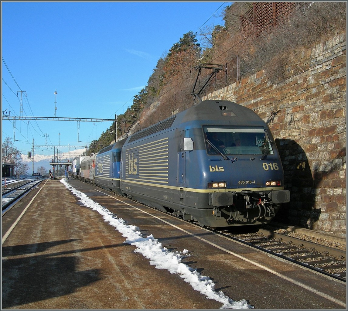 BLS Re 465 016-4 and an other one wiht a RoLa in Hohtenn. 
29.01.2007 