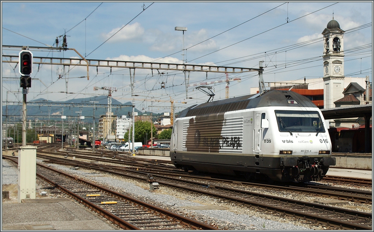 BLS Re 465 016-4  Black Pearl  in Chiasso.
05.05.2014