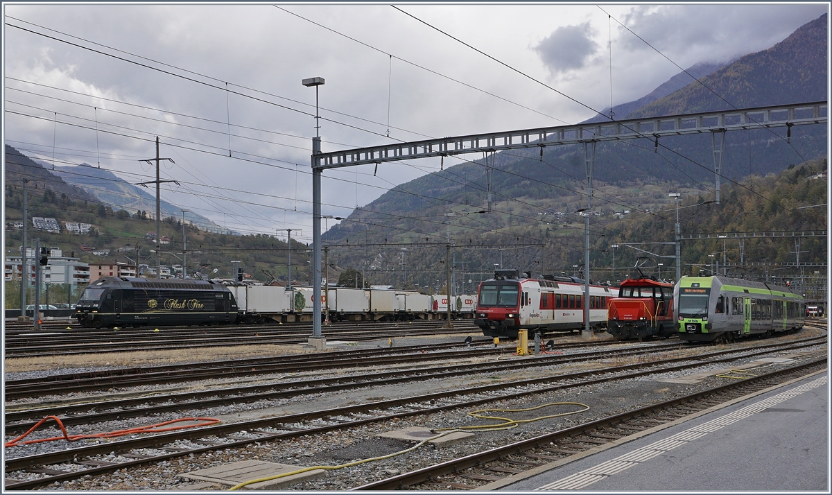 BLS Re 465, SBB  Domino , SBB Ee 922 and a BLS RABe 535  Lötschberger  in Brig.
27. 10.2017