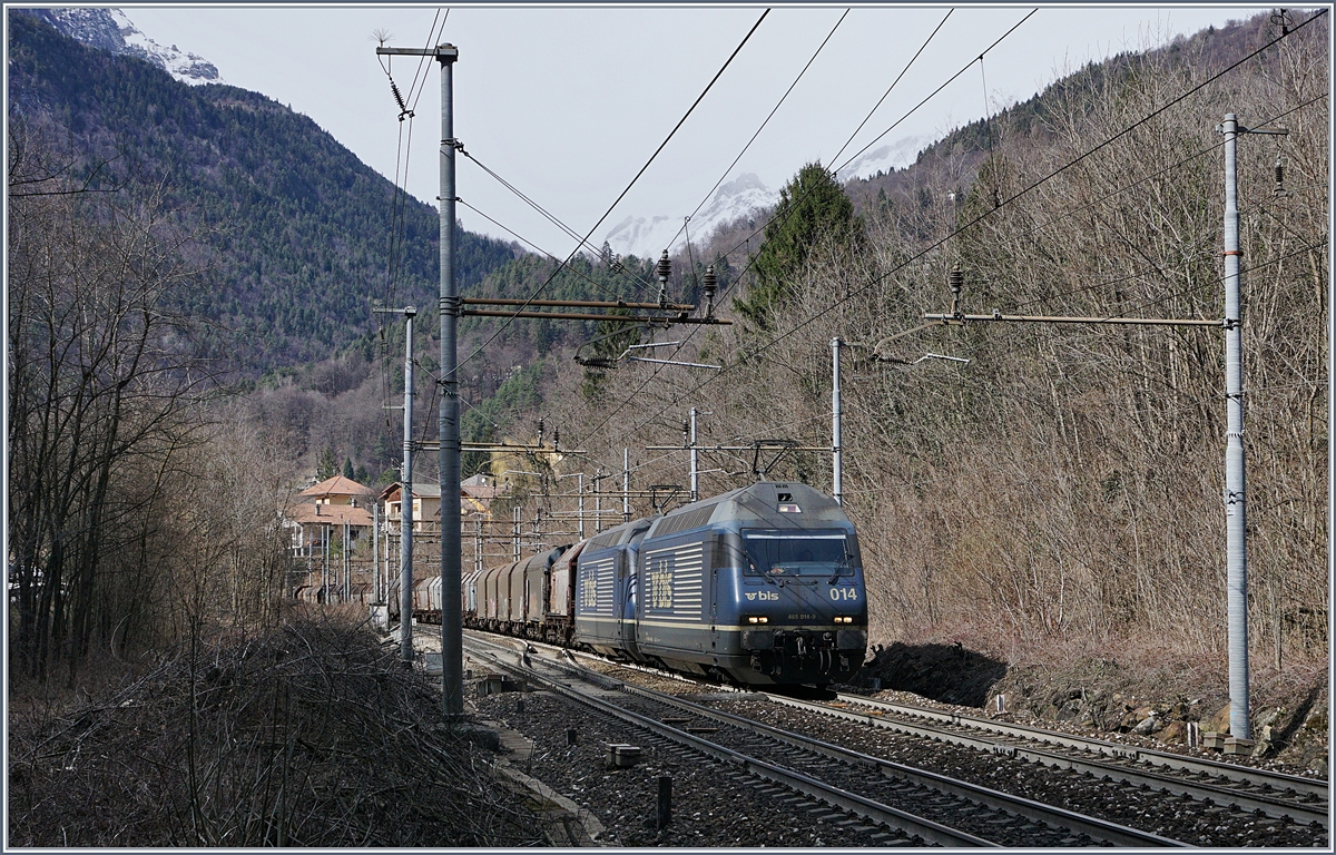 BLS Re 465 with a Cargo train by Varzo.
01.03.2017