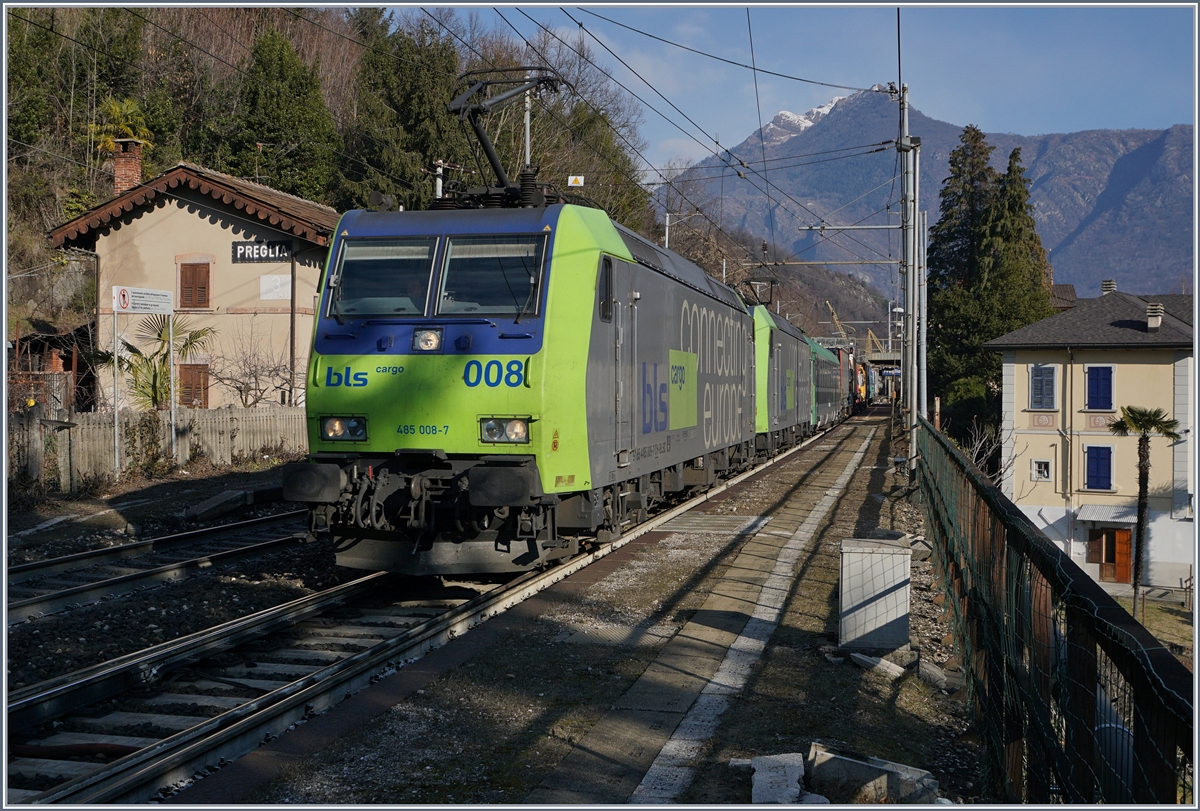 BLS Re 485 008-7 and an other one with a  RoLa  Train to Novara in Preglia.
07.01.2017 