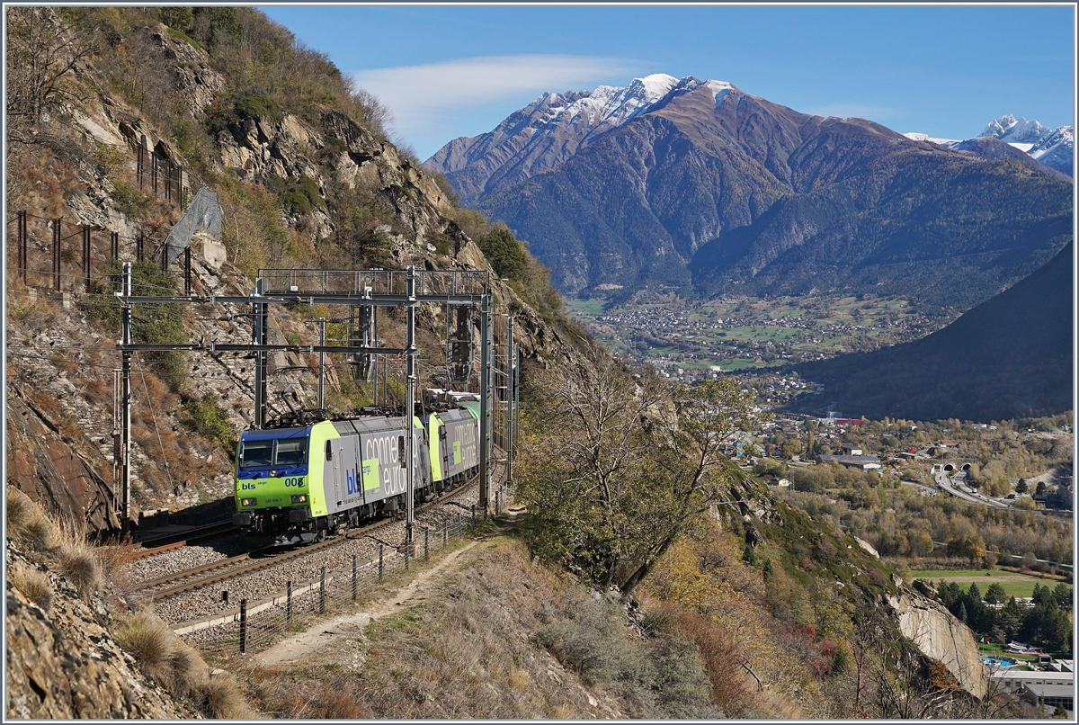 BLS Re 485 008 and an other one with a RoLa to freibug by Lalden.
25.10.2017