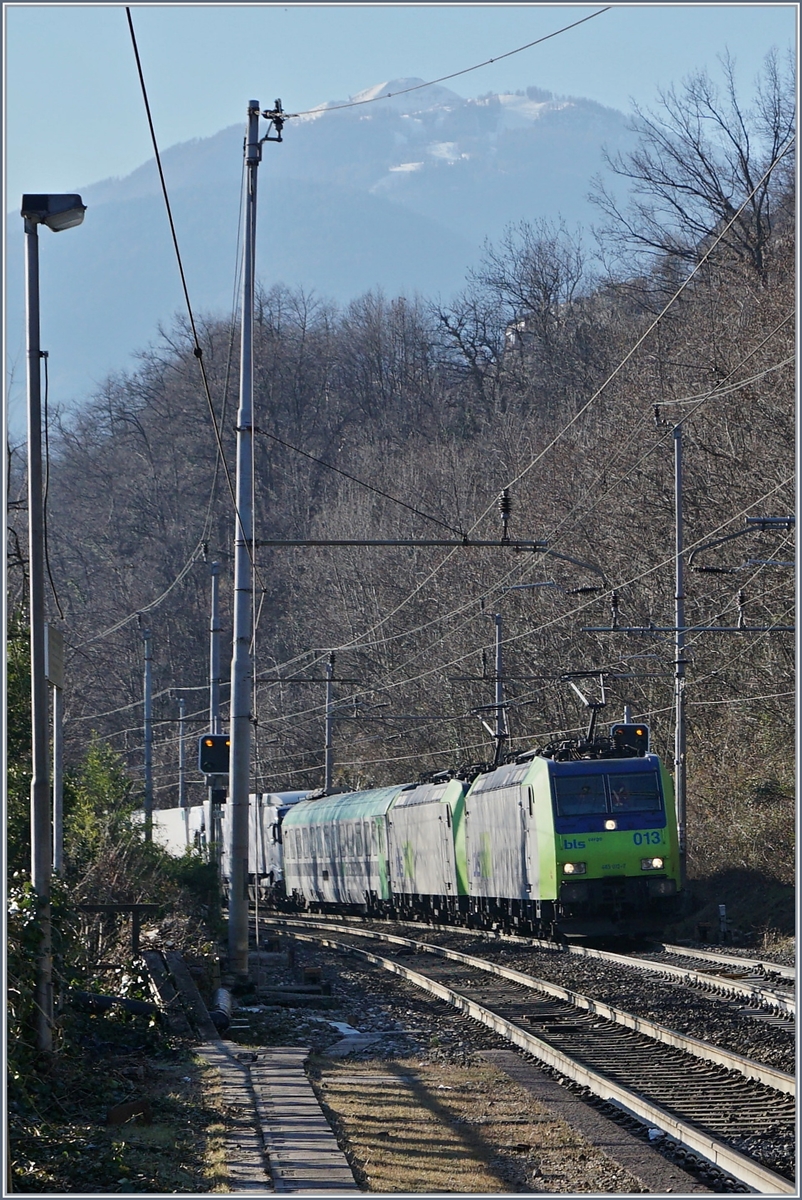 BLS Re 485 with a RoLo on the way to Freiburg i.B. by Preglia.
07.01.2017