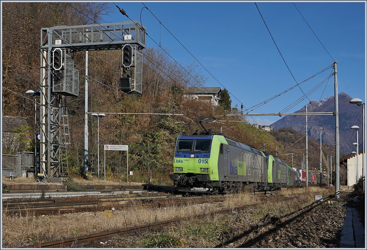 BLS Re 485 with a RoLa in Preglia.
21.11.2017