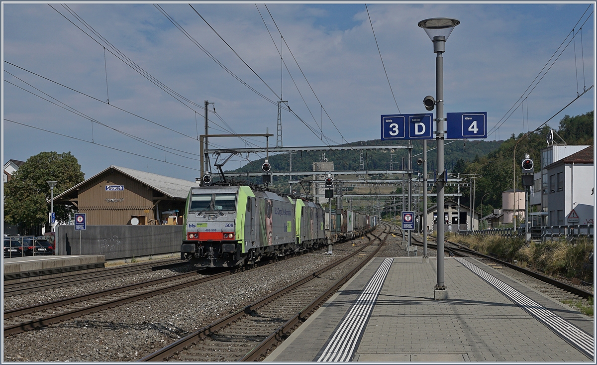 BLS Re 486 508 and an other one with a Cargo Train on the way to Basel in Sissach.
07.08.2018
