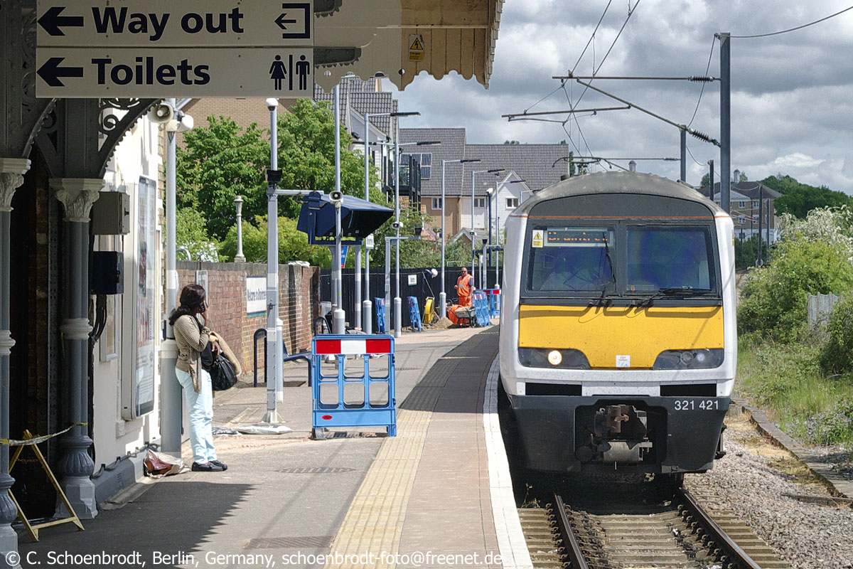 Braintree, Abellio Greater Anglia EMU 321 421 from London Liverpool Street.24. Mai 2016