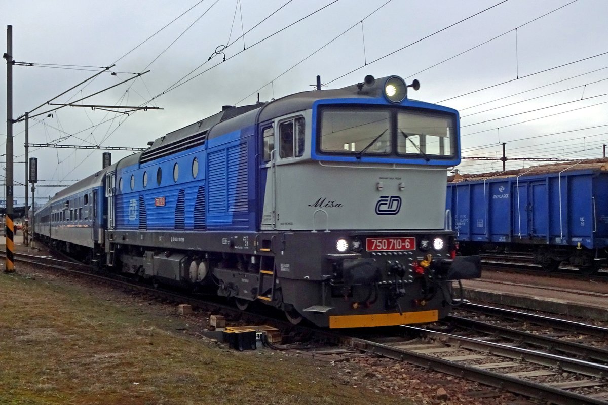 Brejlovec 750 710 leaves Jihlava with a Rychlyk to Brno hl.n. on 22 February 2020.