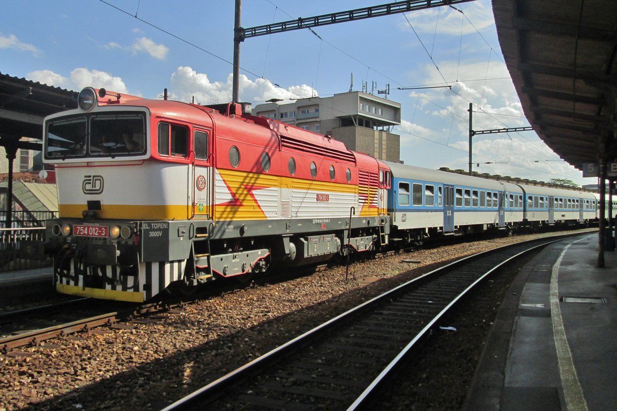 Brejlovec 754 012 enters Brno hl.n. with a train from Jihlava on 2 June 2015.