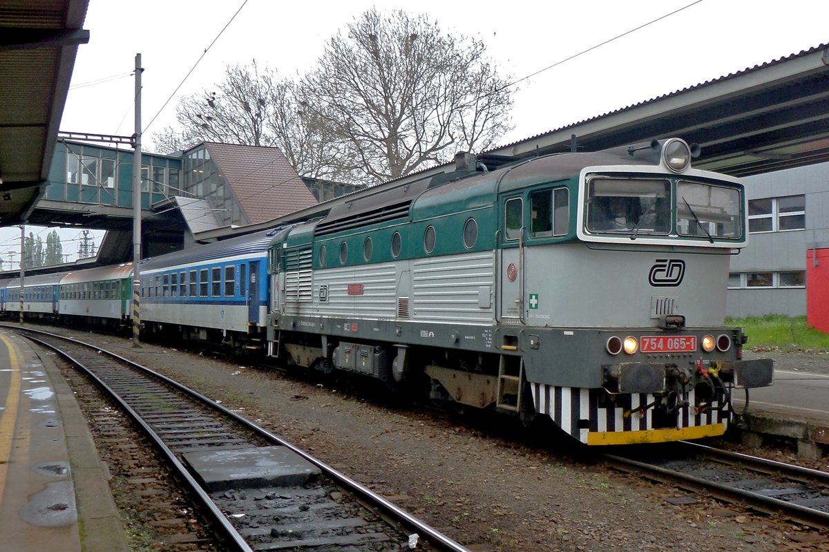 Brejlovec 754 065 departs from Ostrava hl.n. on 4 June 2013.