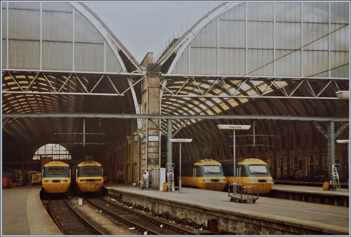 Britsh Rail HST 125 Class 43 power Cars in the Kings Cross Station in London. 

19.06.1984