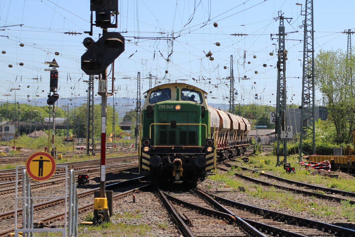 Brohltalbahn 295 049 shunts at Neuwied on 30 April 2026.