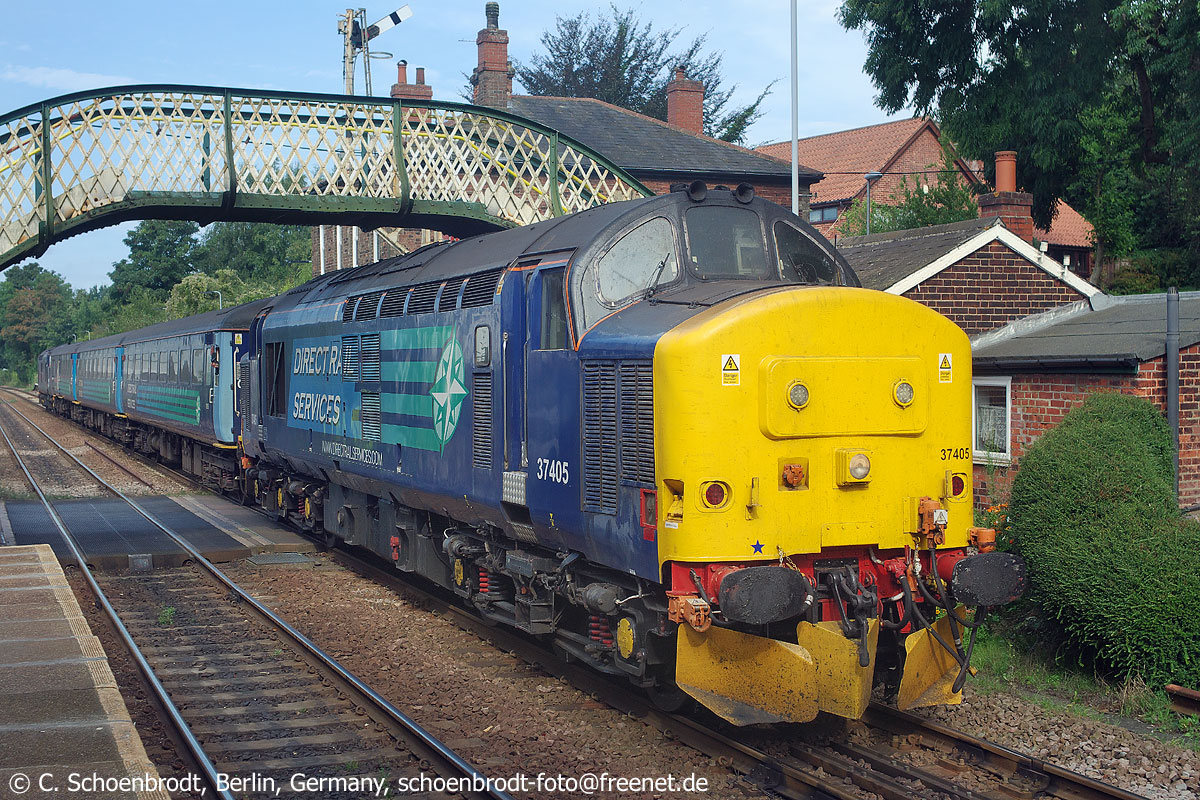 Brundall, DRS Class 37 No. 37405 with the 10,46 to Great Yarmouth, 37422 at the rear.
22th of September 2016