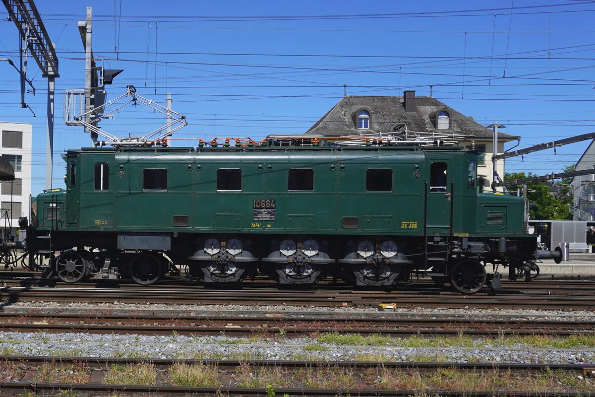 Büchli-Seite der Baureihe. Die SBB-Baureihe Ae 3/6I war mit dem Büchli-Antriebssystem ausgestattet, allerdings nur auf einer Seite der Lokomotive. Auf diesem Foto von 10664, aufgenommen am 23. Mai 2026 in Brugg AG während eines Stillstands dieses Zuges, ist das Büchli-System deutlich sichtbar – die andere Seite der Lokomotive verfügt nicht über dieses massive Antriebssystem.