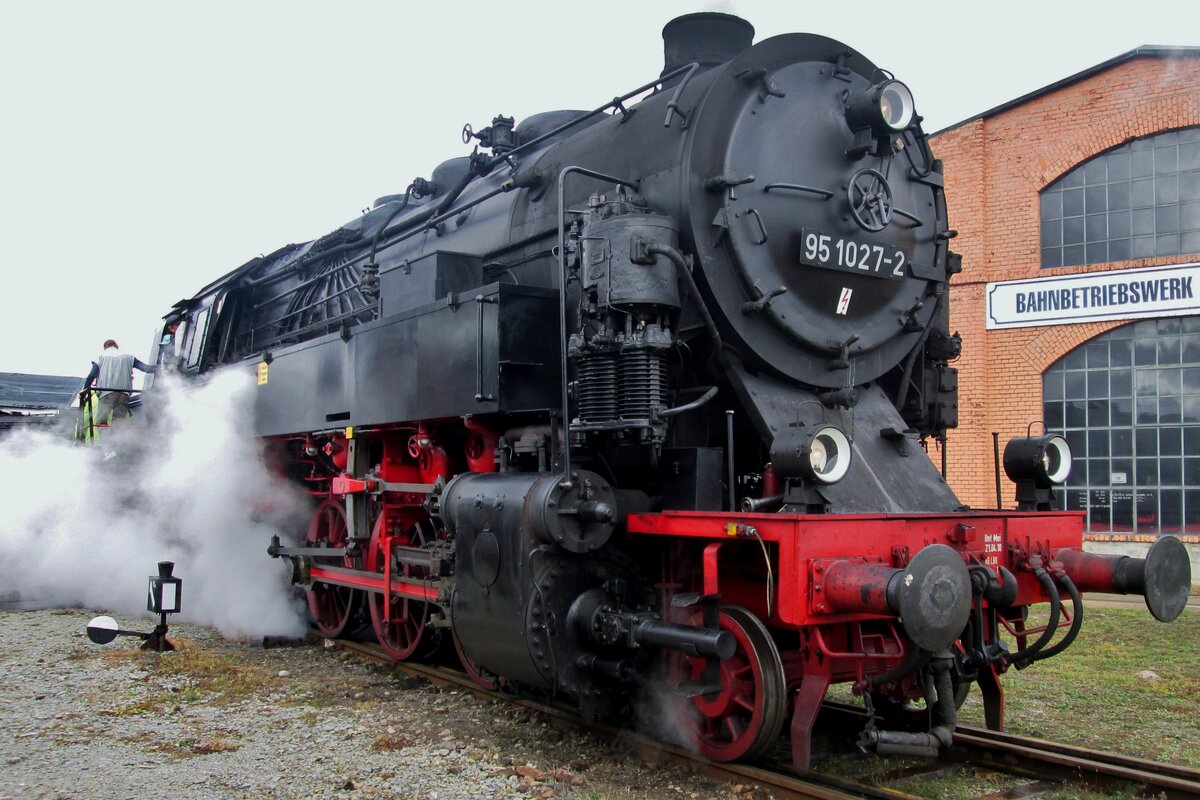 Bulle 95 1027 lets off steam in the Bw Arnstadt on 19 September 2015.