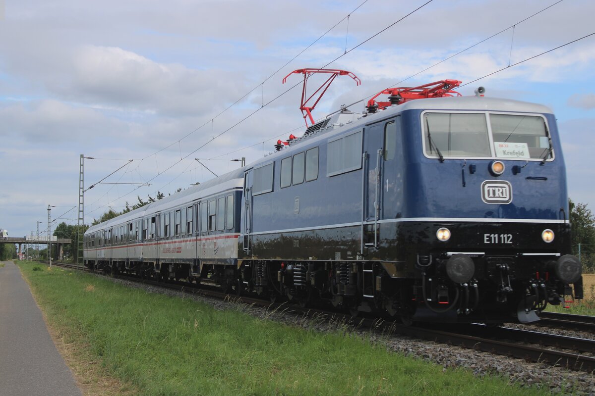 But for the new number system and colours from 1968, 111 112 might have looked like this upon introduction: Train Rental has a nice fleet of ex-DB electrics Class 111 and gave them a variety of colours. Like this quasi retro E11 112/111 112 with the RB 37 at Kaarst-Broicherheide on 23 July 2025. THe 111 112 wore neither  the old E11 numbers nor the old blue.