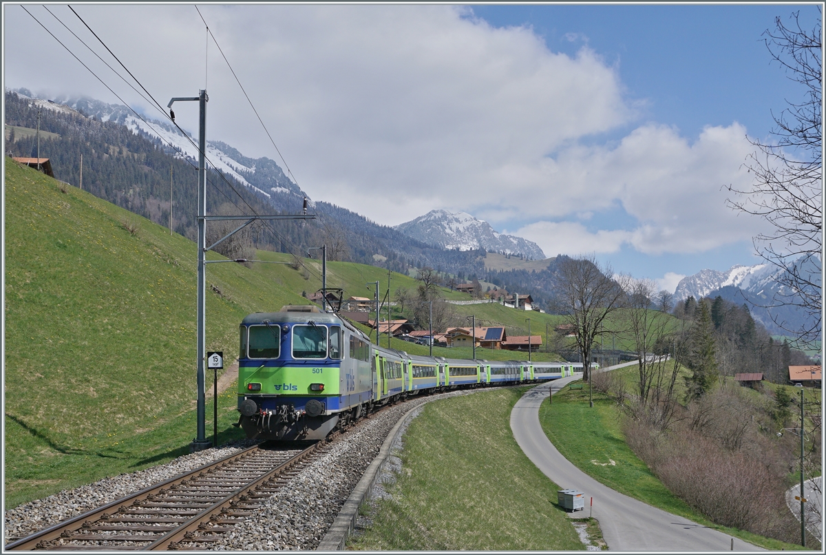 By Enge in the Simmental is the BLS Re 4/4 501 with a RE on the way to Interlaken. 

14.04.2021  