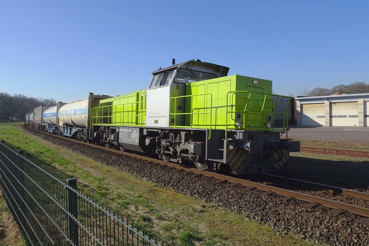 Captrain 1375/275 102 hauls an intermodal train into Venlo on 4 March 2022. 