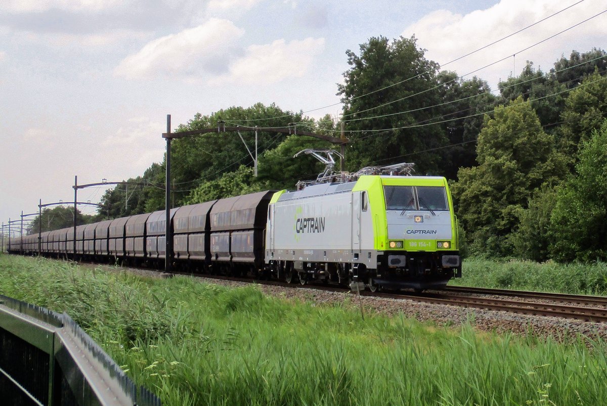 Captrain 186 154 heads a coal train through Dordrecht Bezuydendijk on 19 July 2018.