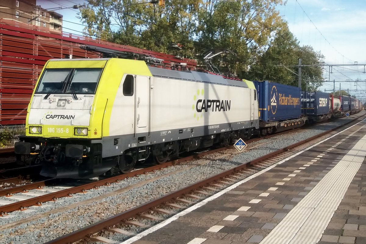 CapTrain 186 155 hauls a container train through Gouda on 7 October 2018.