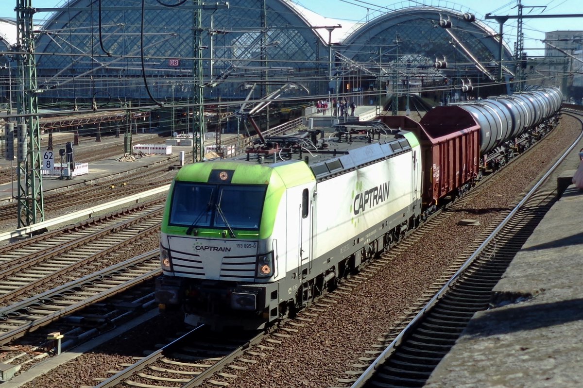 CapTrain 193 895 hauls a freight through Dresden Hbf on 6 April 2018.