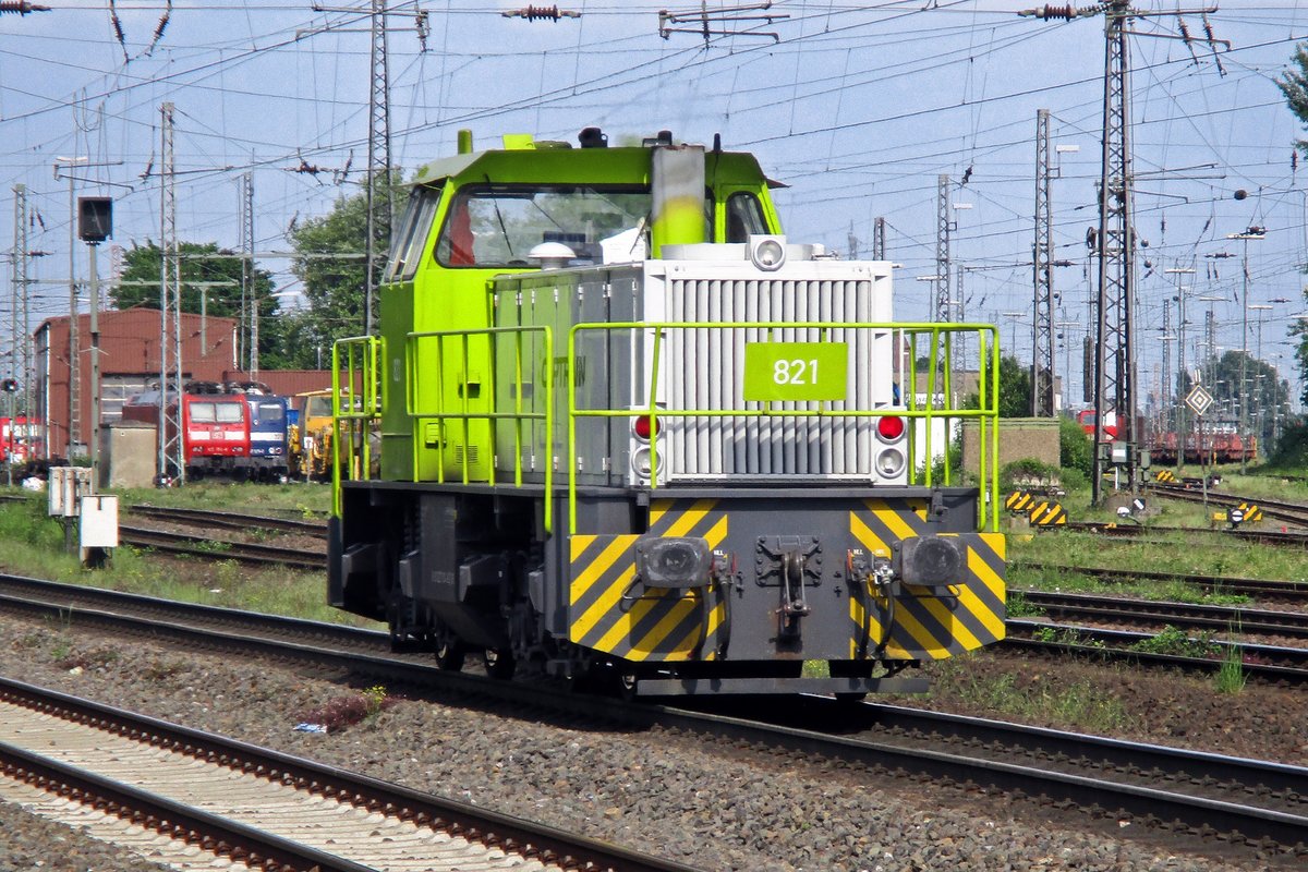 CapTrain Deutschland 821 runs through Oberhausen Osterfeld Süd on 16 September 2016.
