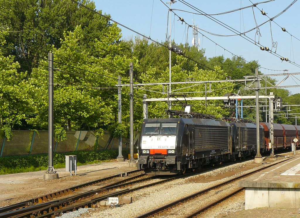 Captrain locomotives 189 990 and unknown leavig with a heavy coaltrain. Dordrecht 18-07-2013.
