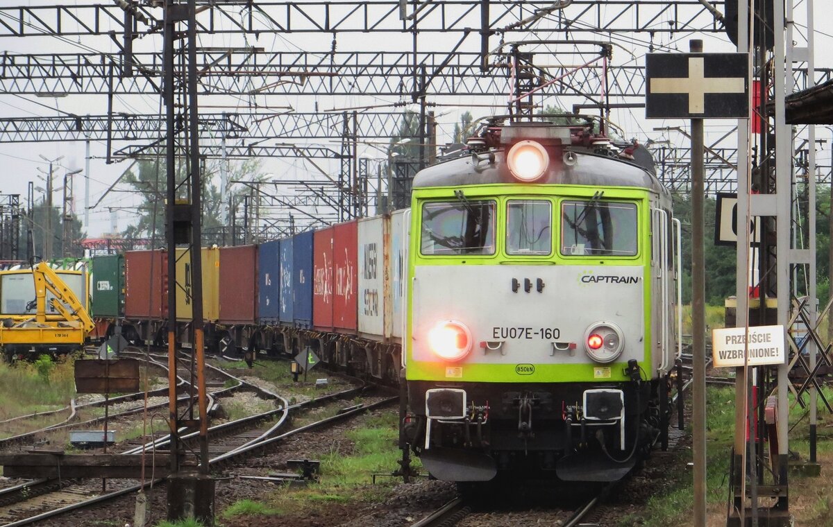 Captrain Polska EU07E-160 hauls a container train wrong track through Gliwice-Labedy on 24 August 2021 due to works, that blocked the normal track.