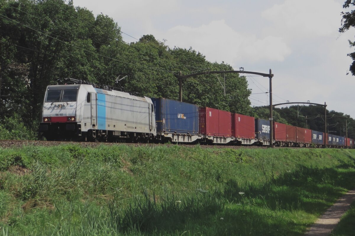 CapTrain utilised 186 102 a few months for the Samskip intermodal train that is seen here oassing through Tilburg Oude Warande on 18 July 2020.