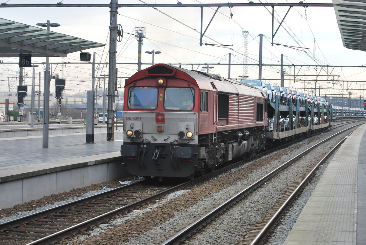 Car transport hauled by Crossrail engine across Bruges station in January 2014.