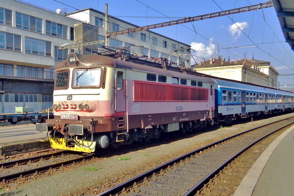 Carrying one of a series of experimental colour patterns, CD 242 273 quits Brno hl.n. with a stopping train.