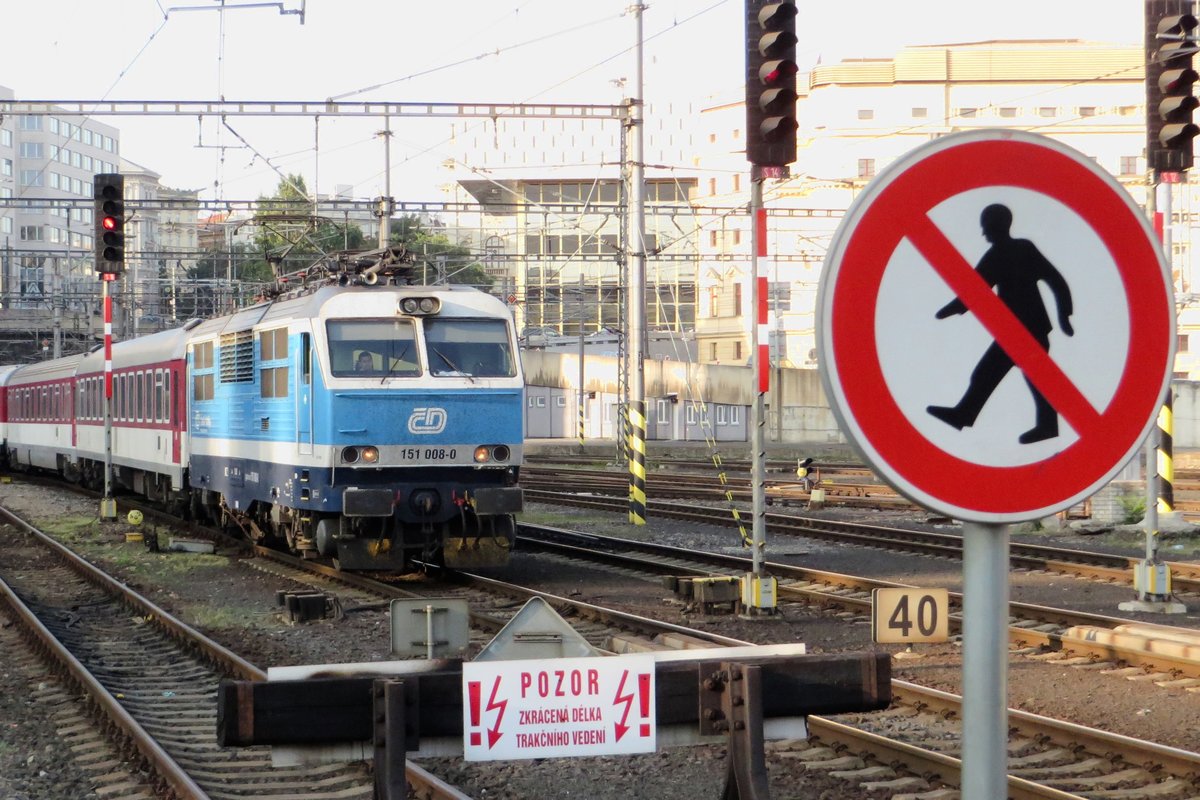 Caution, common sense and the shield brings the photographer to a halt while CD 151 008 with an express train to Zilina via Horni Lidec is enterling Praha hl.n. on 21 September 2020.