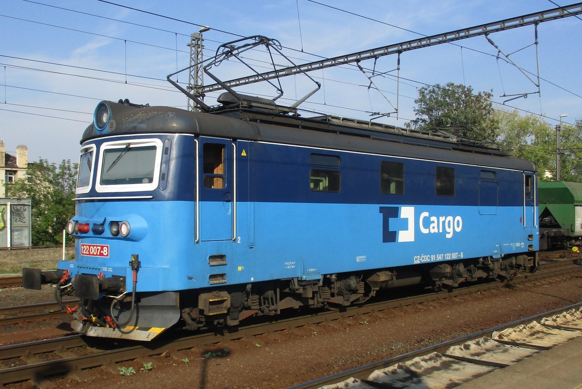 CD 122 007 runs light through Praha-Liben on 20 September 2018.