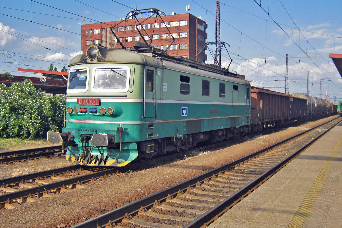CD 122 039 passes through Pardubice with a mixed freight on 30 May 2012.