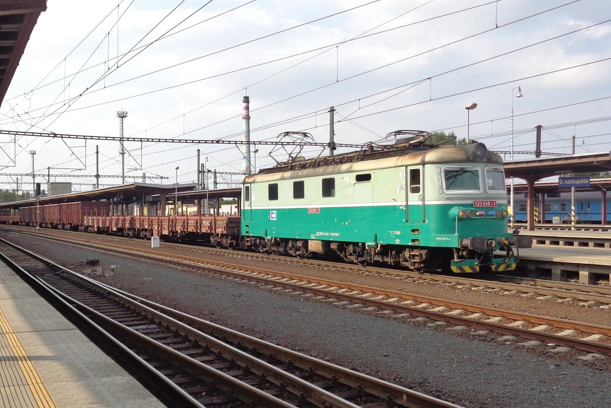 CD 123 010 passes through Kolín with a freight on 15 September 2018.