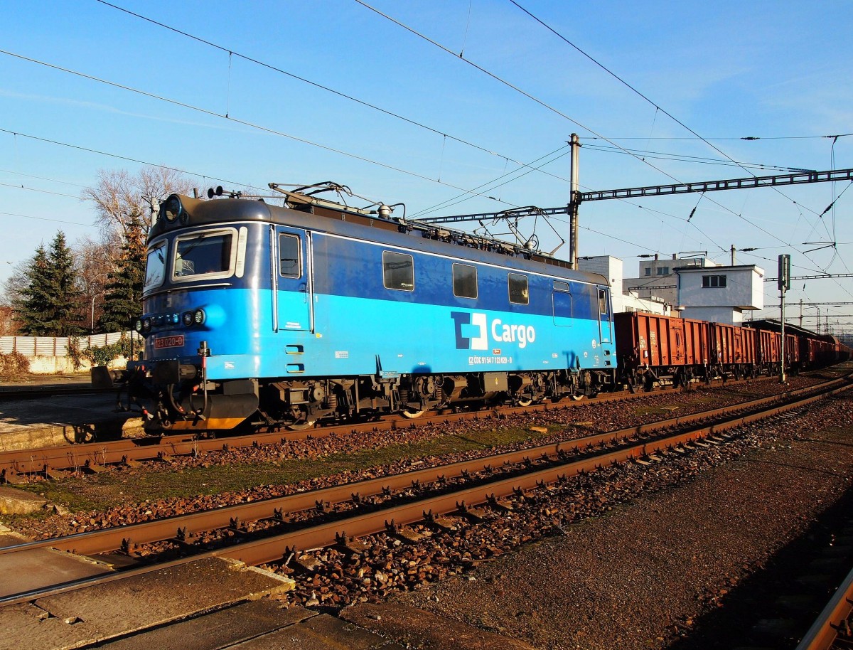 CD 123 020-0 on railway station Kralupy nad Vltavou at 16.12. 2013.