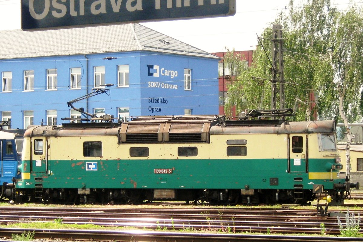 CD 130 042 stands at Ostrava hl.n. on 30 May 2012.