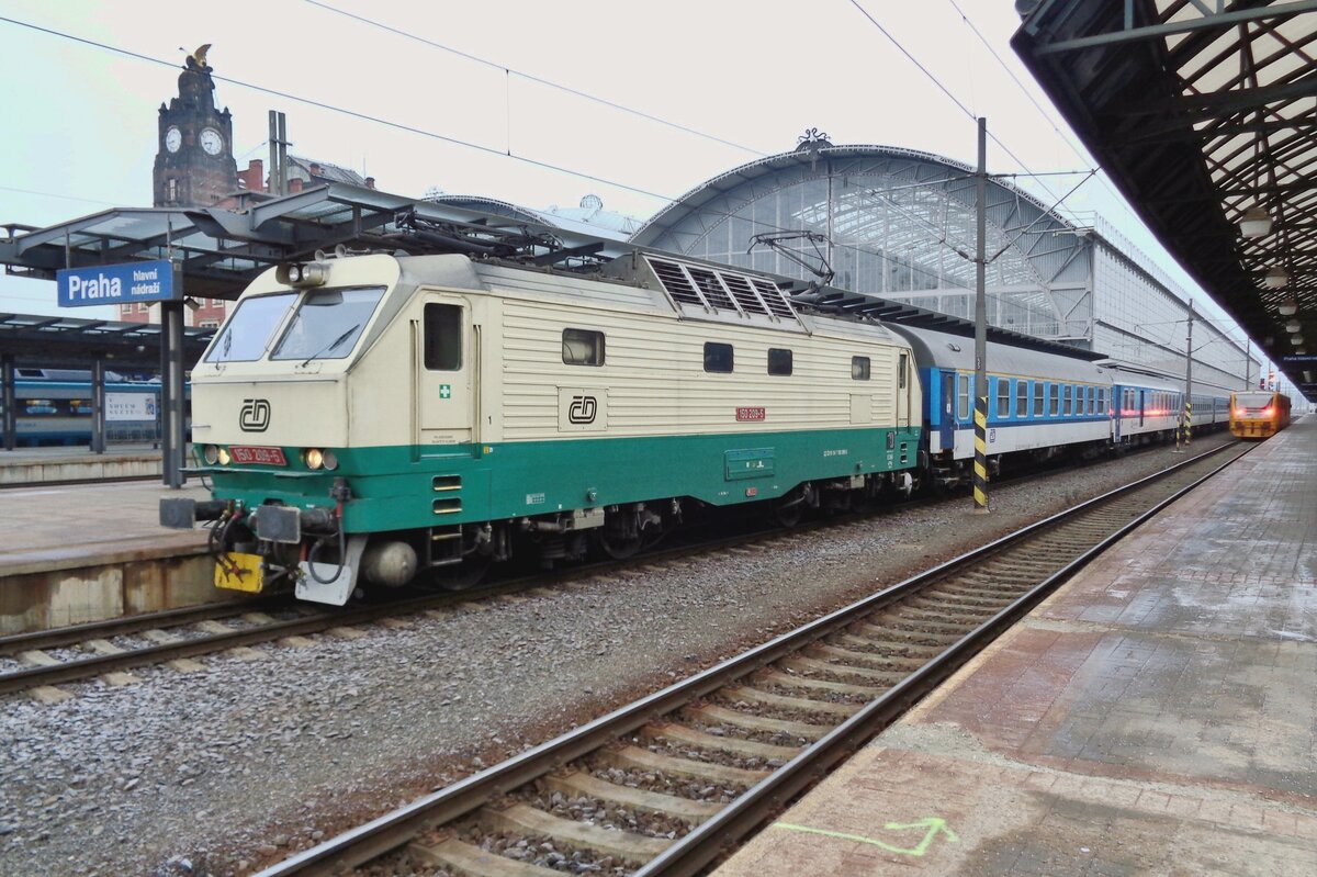 CD 150 209 stands in Praha hl.n. with a Rychlyk to Decin on 2 January 2017.