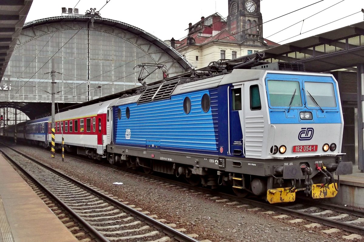 CD 162 054 hauls an EC to Bratislava out of Praha hl.n. on 24 May 2015.