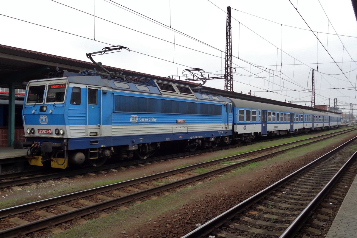 CD 163 025 calls at Ostrava hl.n. on 23 September 2017.