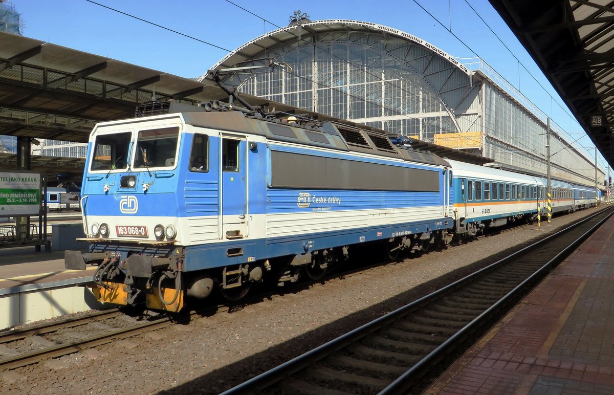 CD 163 068 is about to quit Praha hl.n. with a fast train to Munich on 20 September 2020.