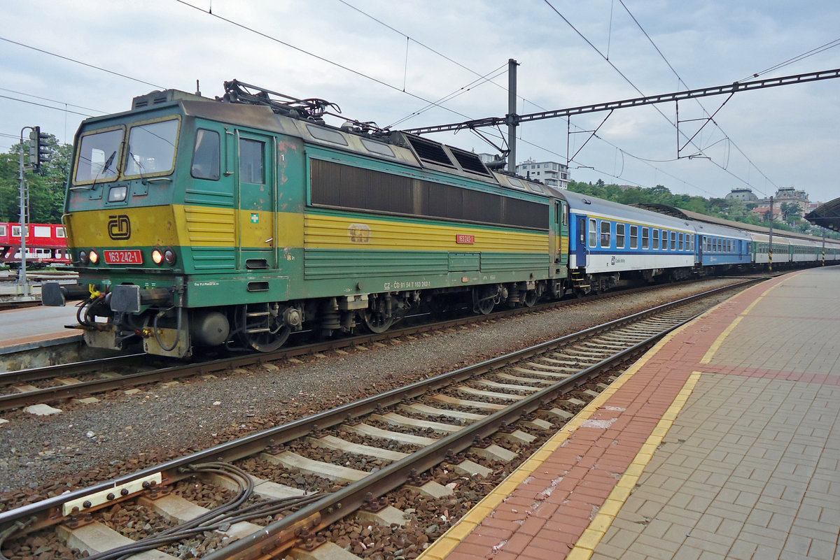 CD 163 242 calls at Praha hl.n. on 24 May 2015.