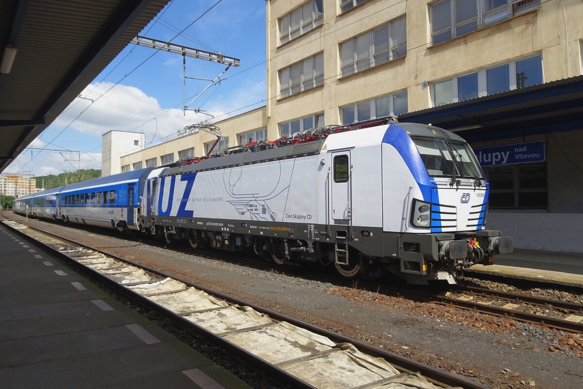 CD 193 902 stands at Kralupy nad Vltavou on 10 June 2022.