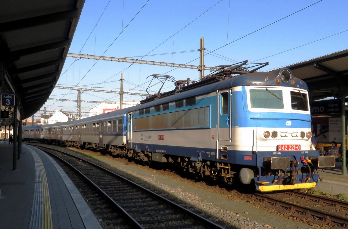 CD 242 221 stands in Brno hl.n. on 21 September 2020.