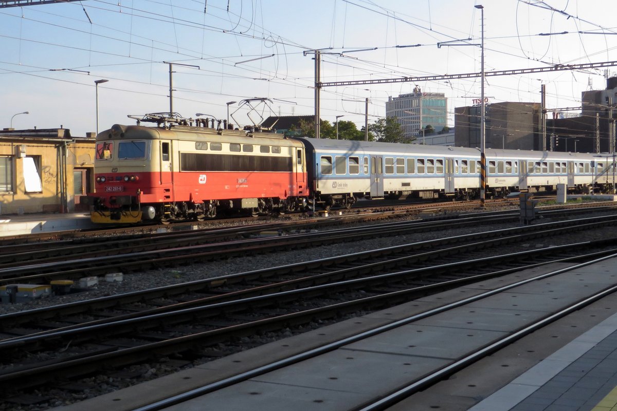 CD 242 261 quits Brno hl.n. with a local train on 21 September 2020 when the shadows are lengthening.
