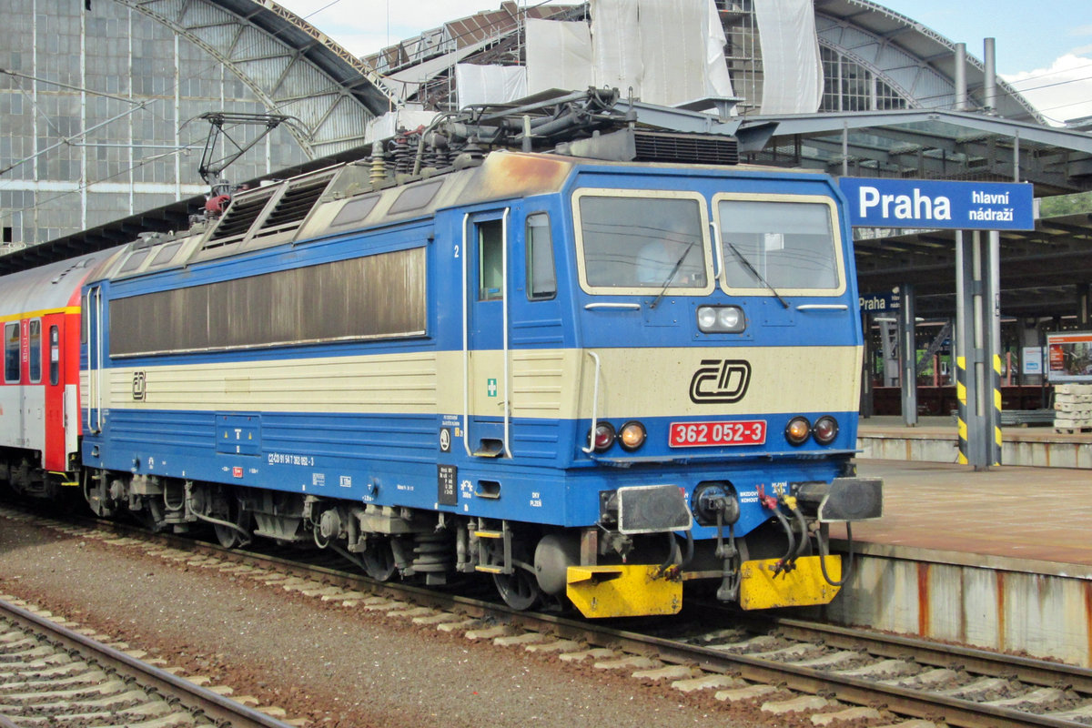 CD 362 052 stands in Praha hl.n. on 24 May 2015.