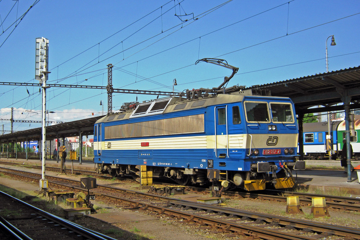 CD 362 057 had ended her leap of the CD/ALEX Prague--Munich at Plzen hl.n. on 31 May 2012, where she will be swapped for an ALEX Class 223 Diesel loco for the trip to Munich via Schwandorf and Marktredwitz.