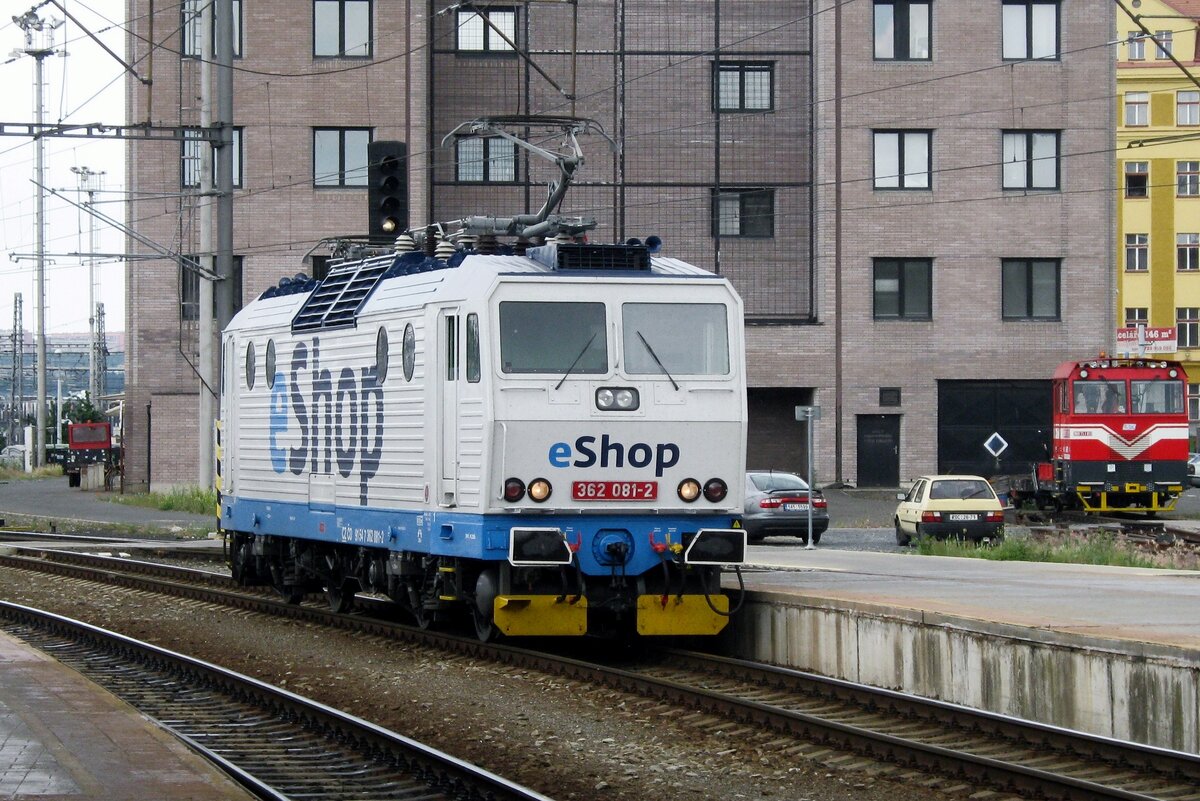 CD 362 081 has just been  e-Shopped  when she runs round at Praha hl.n. on 31 May 2012.